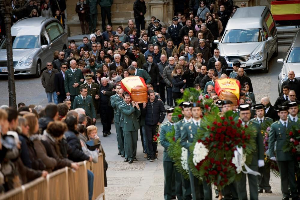 Multitudinaria despedida a los guardias civiles asesinados en Teruel