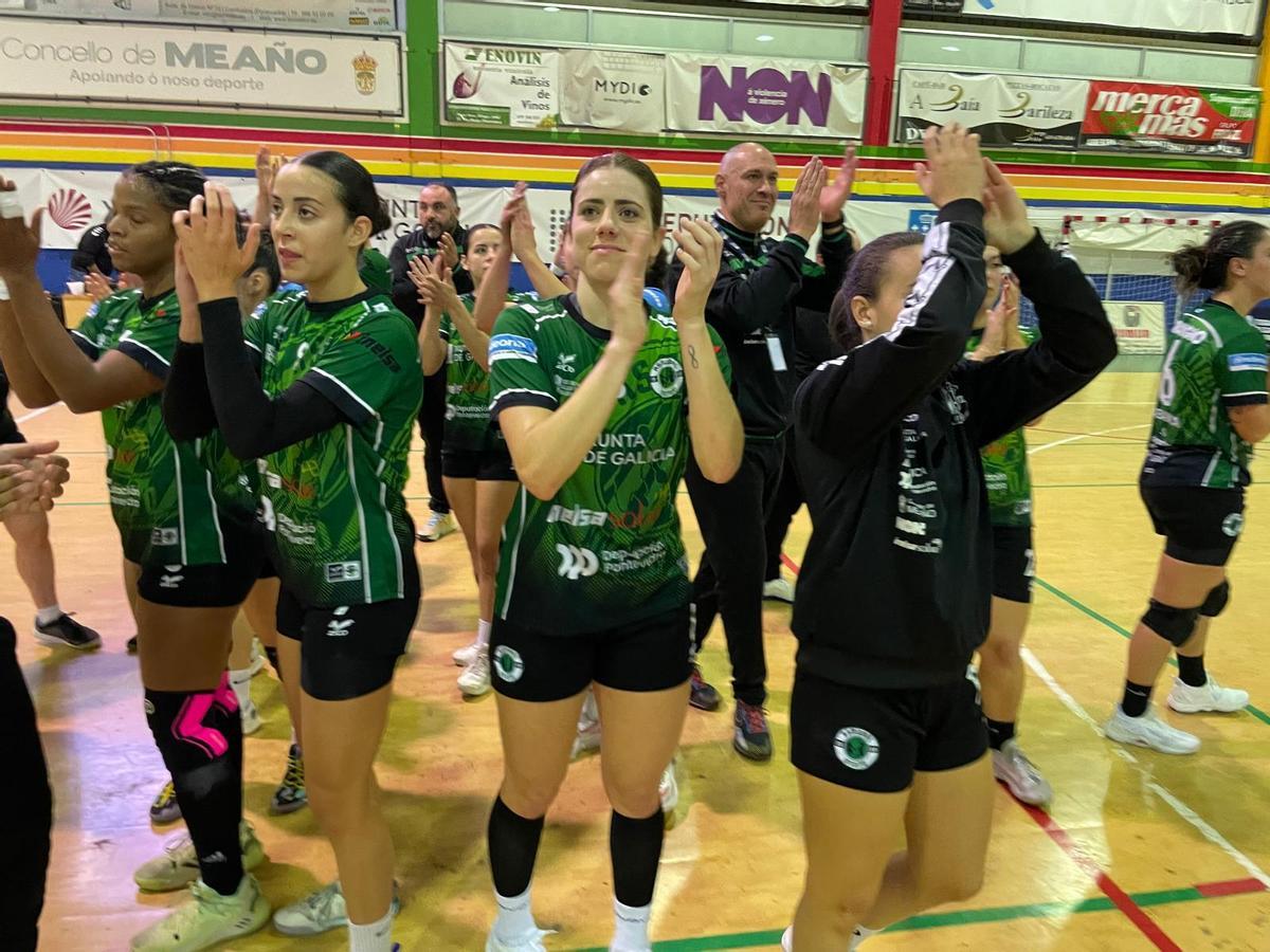 Las jugadoras meañesas agradeciendo el apoyo de su afición.