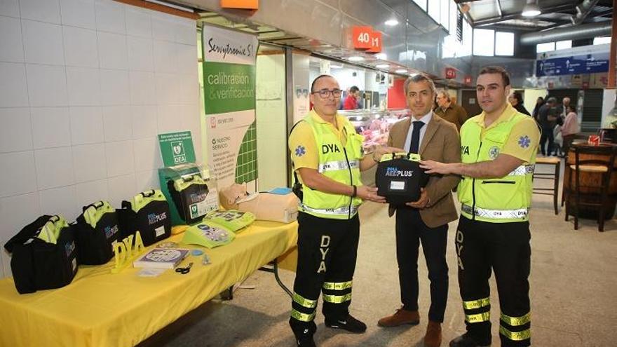 El concejal de Comercio, José Eduardo Díaz, con los responsables de la asociación de ayuda DYA.