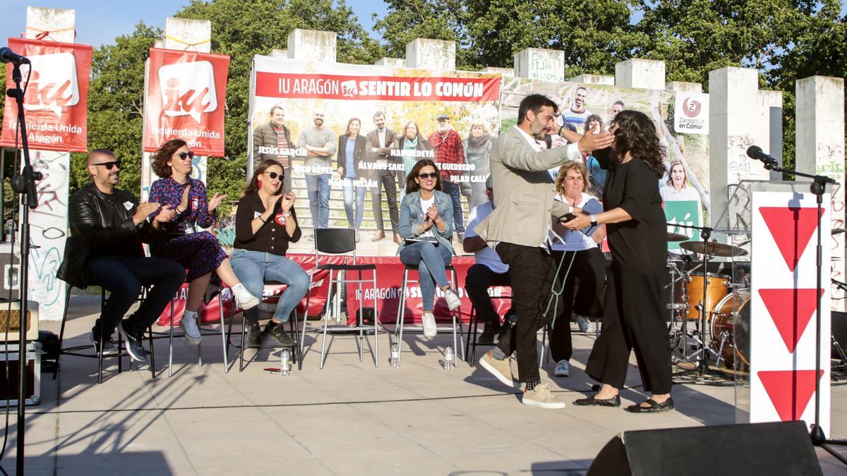 Álvaro Sanz, secretario general de IU Aragón y candidato a las Cortes por Zaragoza, abraza a la conductora del mitin central antes de pronunciar su discurso.