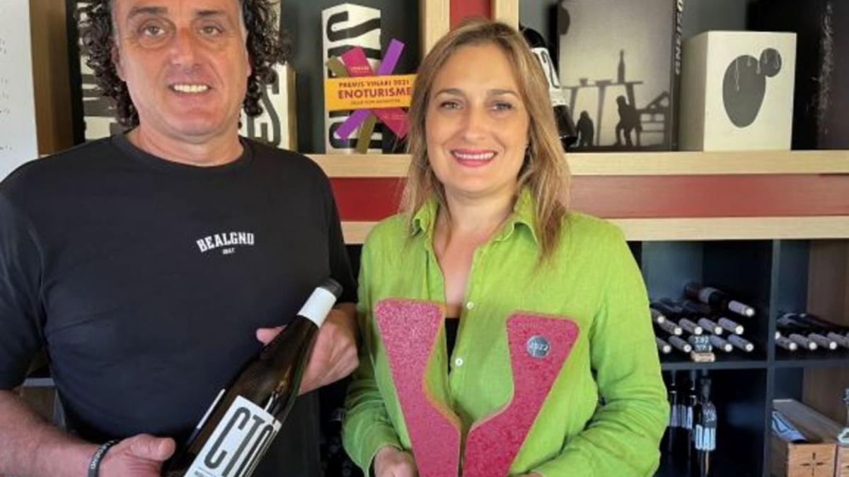 Els propietaris Jaume Serra i Sílvia Vilà amb el vi premiat.  | CELLER MASIA SERRA