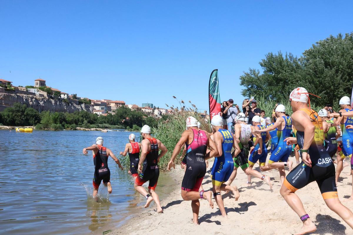 GALERÍA: Disfruta de las mejores imágenes del triunfo de Gómez y Trigo en el Triatlón Ciudad de Zamora GALERÍA: Disfruta de las mejores imágenes del triunfo de Gómez y Trigo en el Triatlón Ciudad de Zamora