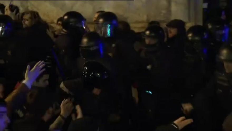 Los Mossos cargan contra los manifestantes independentistas en Barcelona