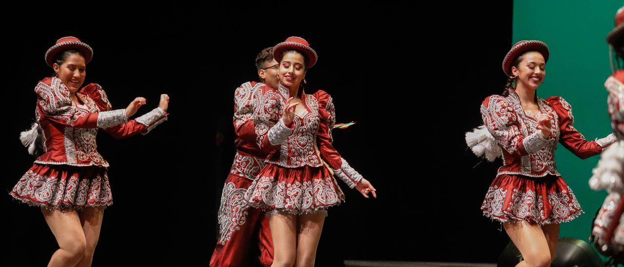 Bailarinas del grupo boliviano.