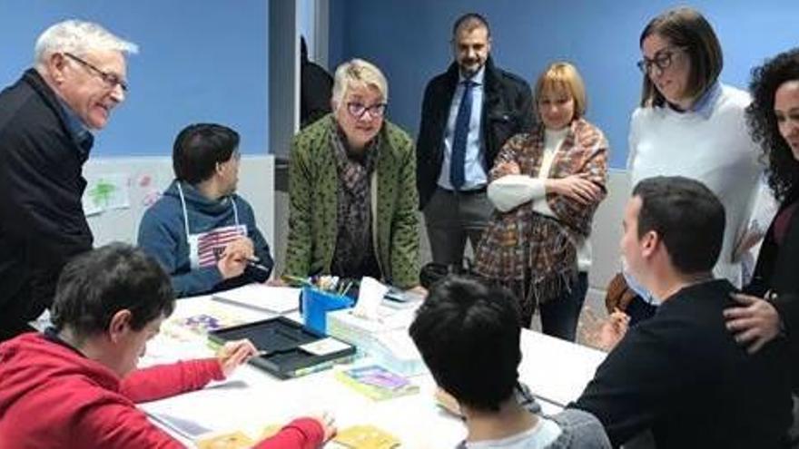 Joan Ribó, Consol Castillo y Pilar Soriano, en una de las aulas con los jóvenes.