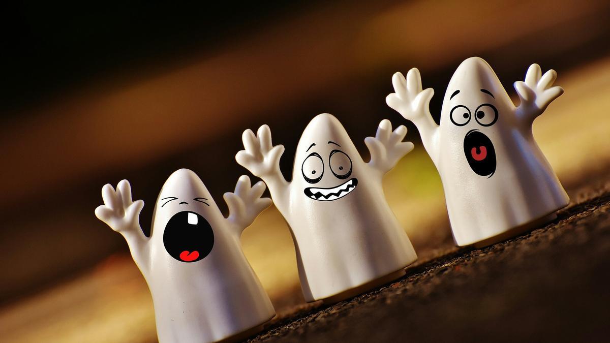 Decora tu mascarilla para Halloween con siluetas de fantasmas.