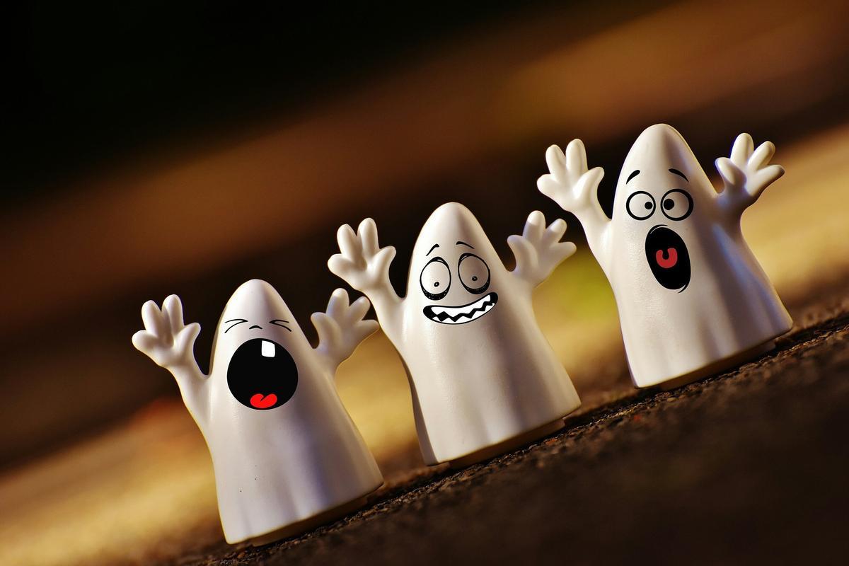 Decora tu mascarilla para Halloween con siluetas de fantasmas.