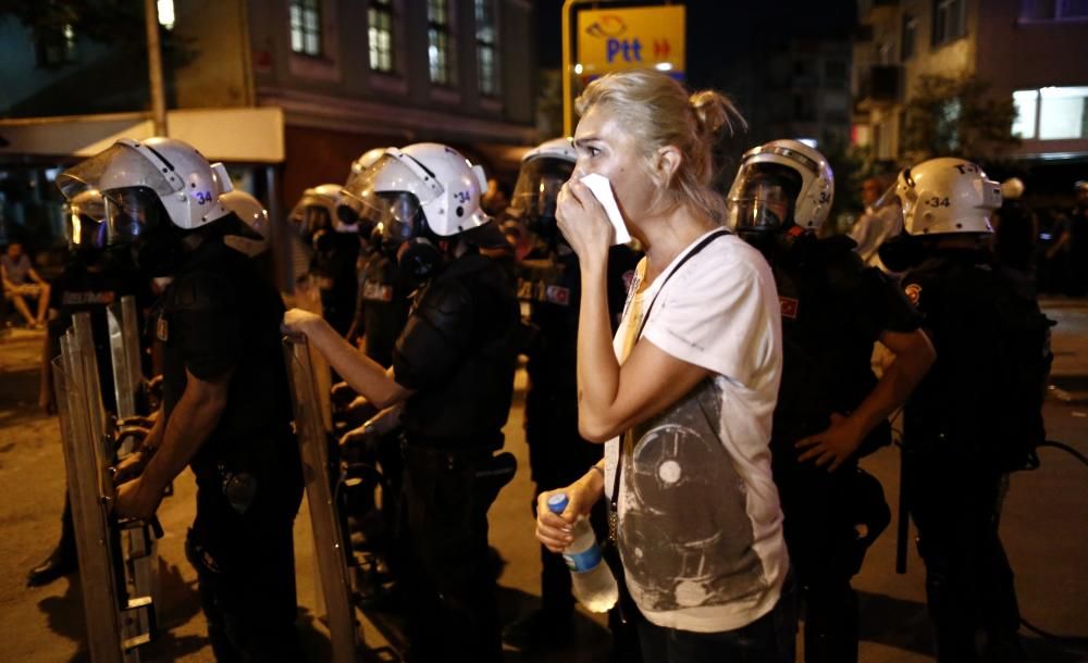 La policía dispersó con cargas de gas lacrimógeno una manifestación en Estambul que protestaba por la agresión, el jueves, a los asistentes a una fiesta de seguidores del grupo de música Radiohead.