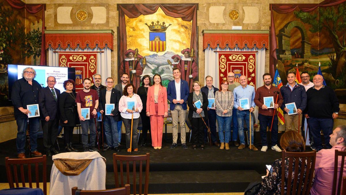Fotografia de família d'alguns dels guardonats amb el Premi Josep Pascual Tirado en aquestes 25 edicions.