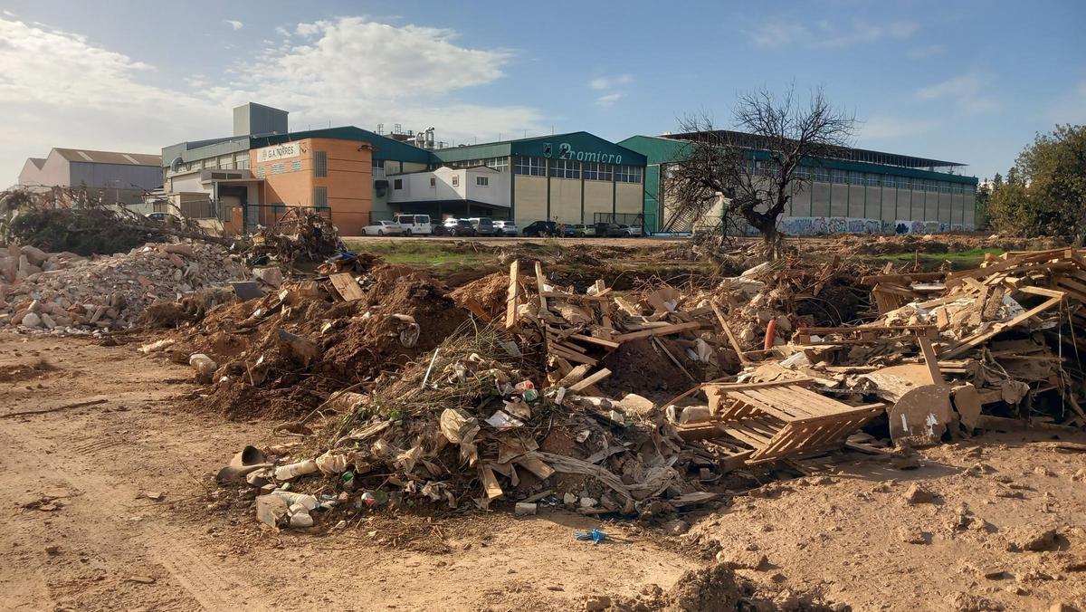 Escombros y residuos acumulados en un campo del polígono Invasa.