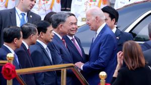 Hanoi (Viet Nam), 10/09/2023.- US President Joe Biden (R) shakes hand with Vietnamese Public Security Minister To Lam (C-L), during a welcome ceremony at the Presidential Palace in Hanoi, Vietnam, 10 September 2023. Biden is on an official two-day visit to Vietnam. EFE/EPA/LUONG THAI LINH / POOL