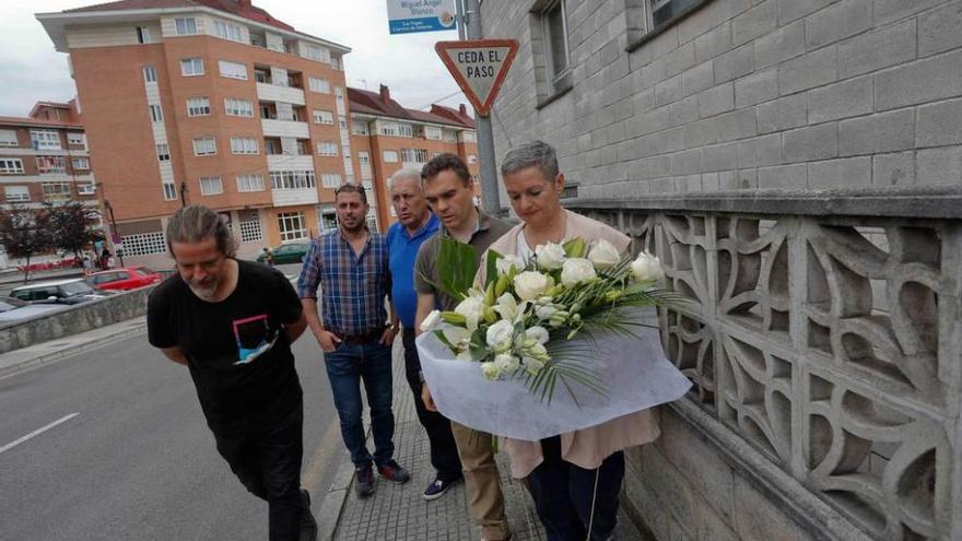 Por la izquierda, Agustín Lara, David Amado, José Ramón Álvarez, Iván Fernández y Angélica González, responsable del área de Servicios Sociales de Corvera, en la calle Miguel Ángel Blanco.