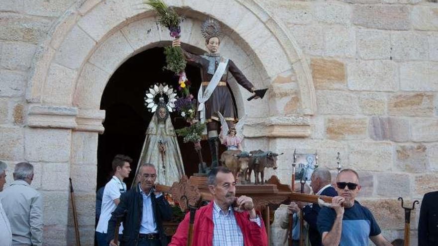 Salida de las imágenes de la Cofradía de San Isidro del Espíritu Santo.