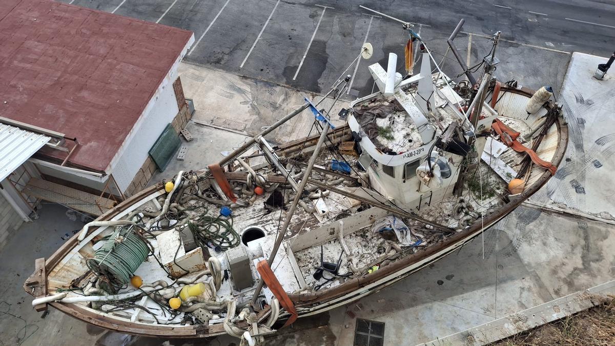 El destrozo de "El Terrible": la basura se acumula en la cubierta del pesquero sacado al seco