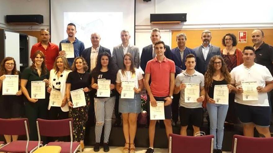 Los alumnos, con las autoridades y miembros del instituto.