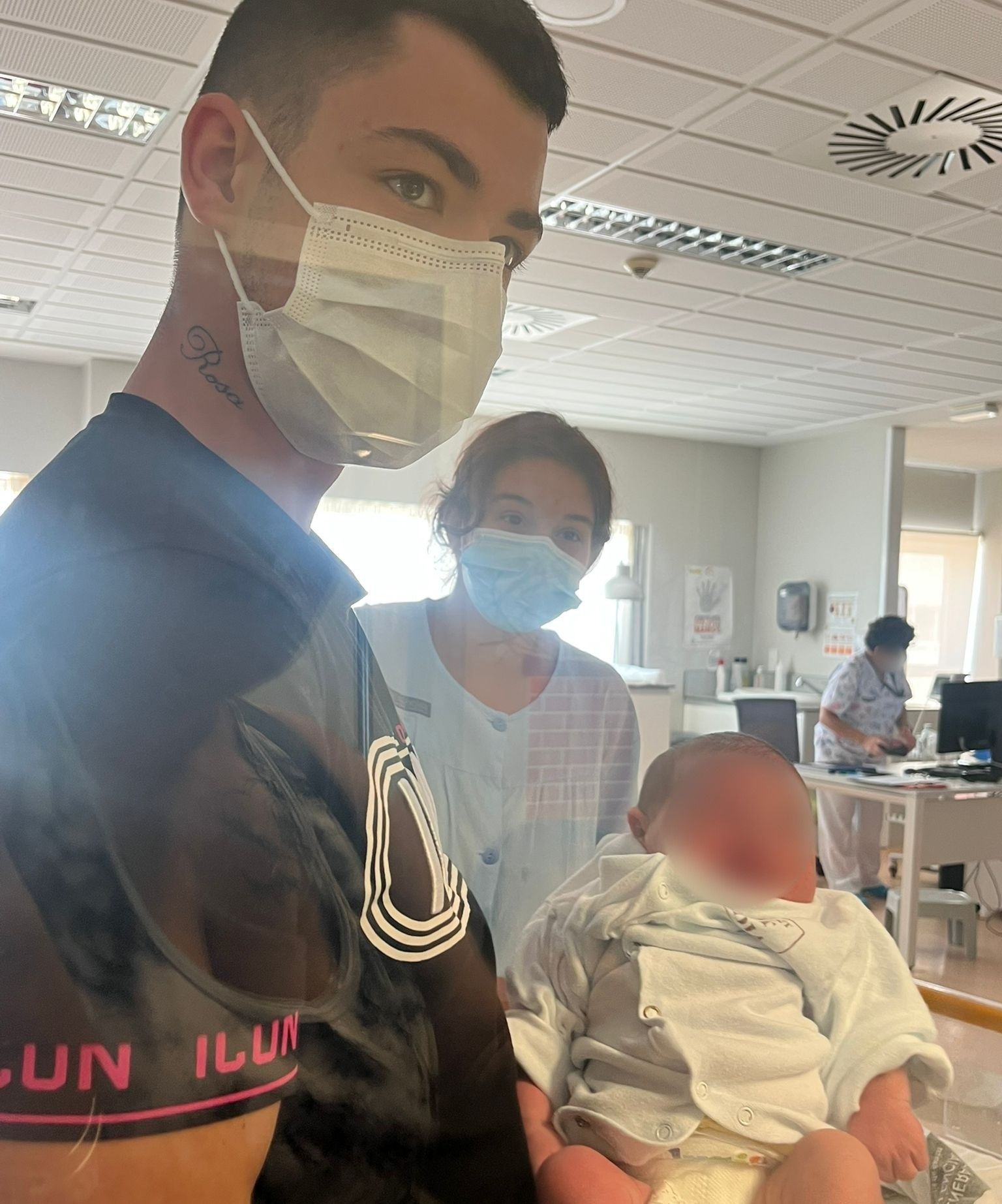 Carlos y Andrea en el hospital de Gandia junto al bebé hace un año.