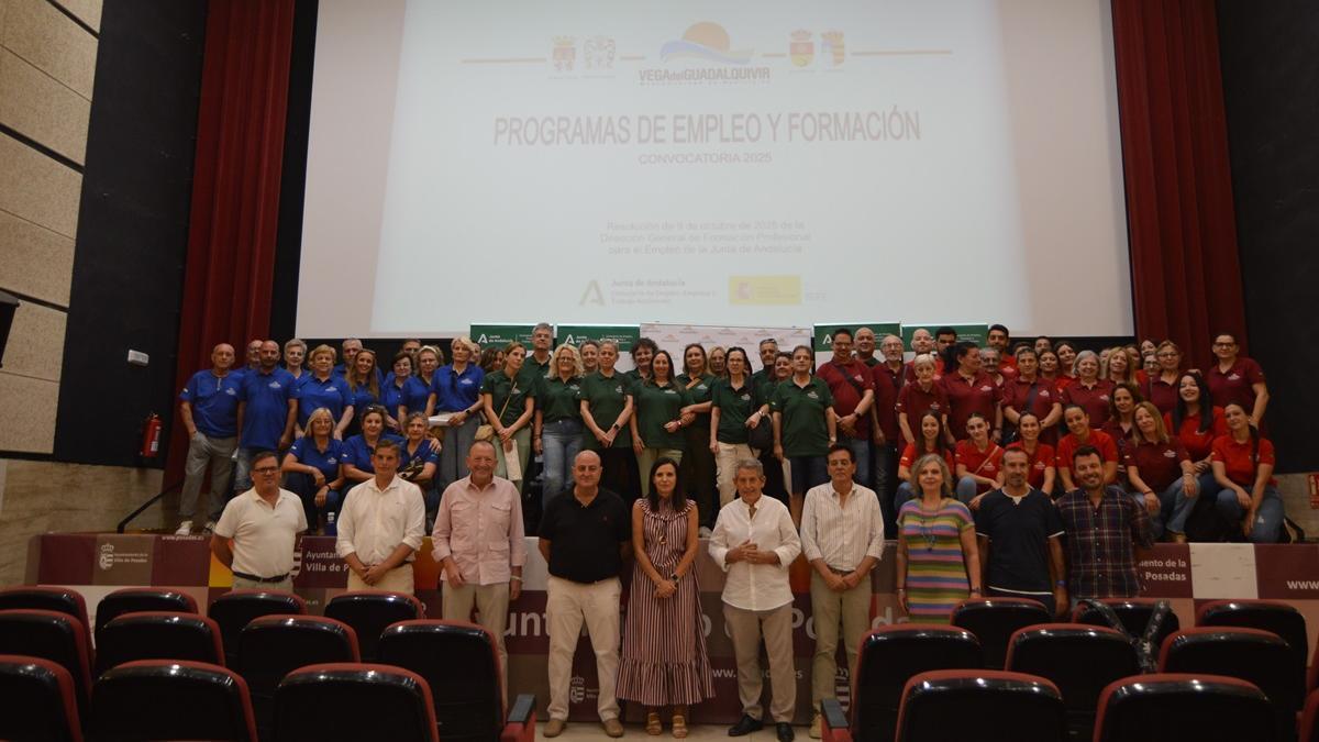La delegada de Empleo de la Junta con los alcaldes y los participantes en los programas de formación y empleo.