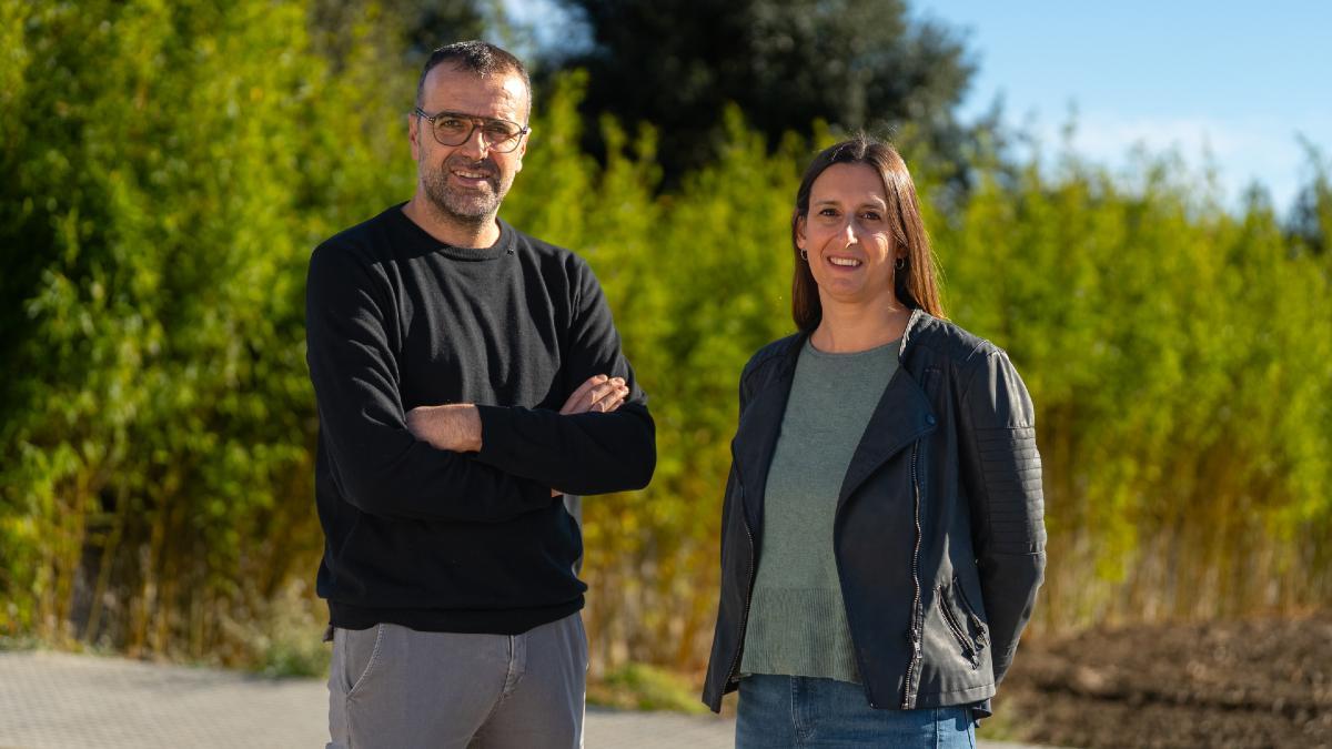 Pep Valldeoriola, técnico de la Agencia Local de la Energía en el Consell Comarcal d'Osona, y Berta Auferil, vecina de Tona.