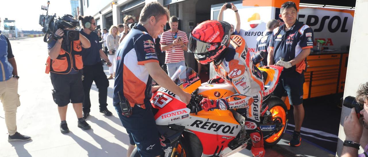 Márquez, subiéndose a la moto para la sesión de entrenamientos de este sábado