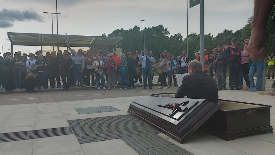 Un ataúd para simbolizar el entierro de la estación de Sanabria