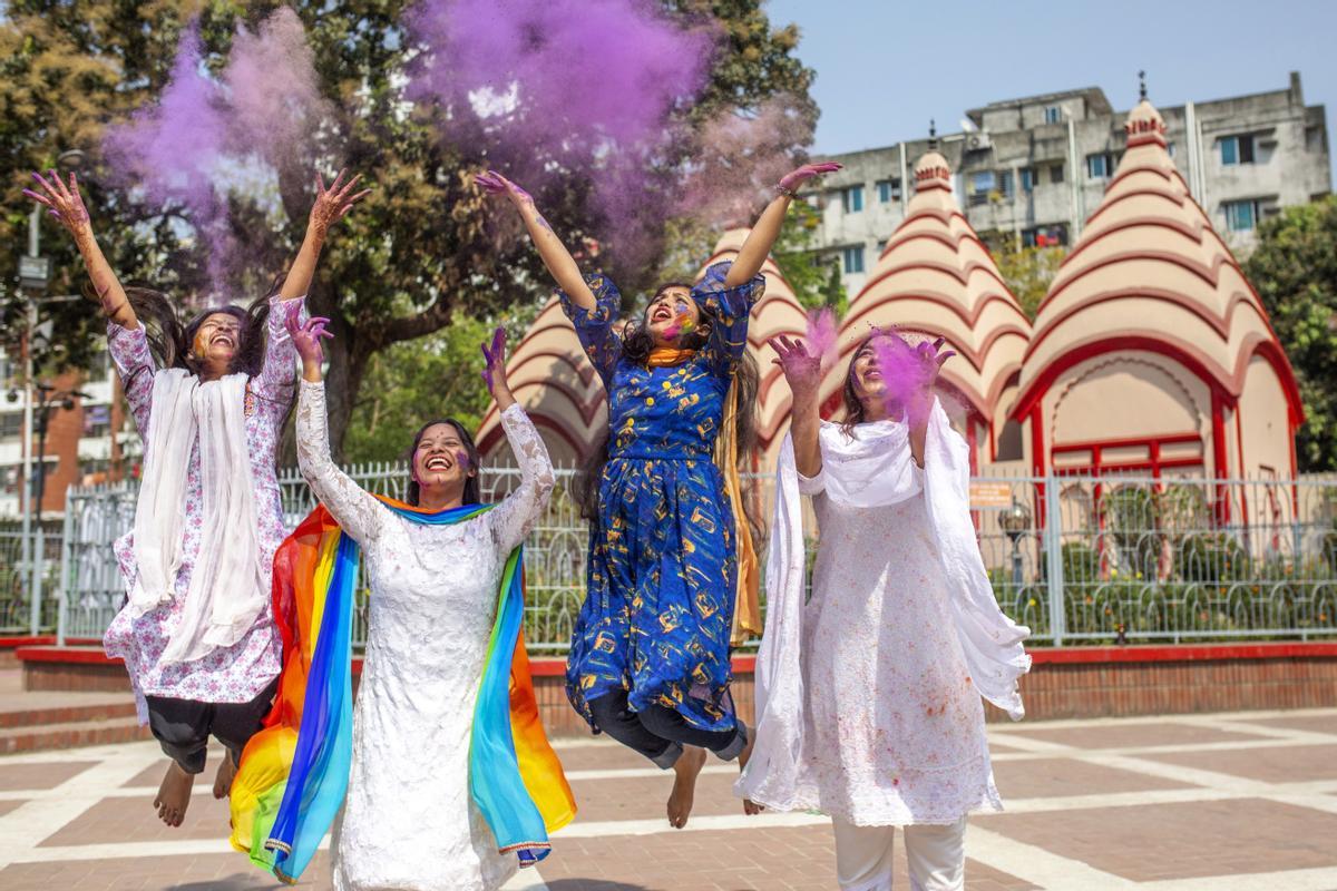 Celebración del Holi en el templo nacional Dhakeshwari, en Dhaka, Bangladesh