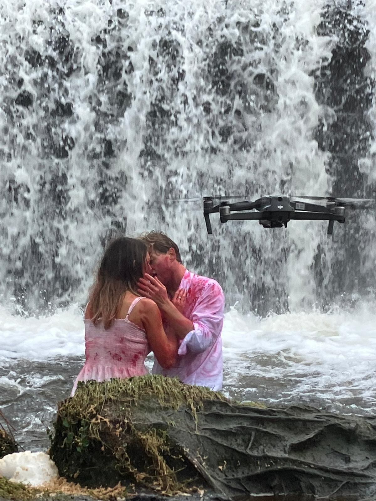 El rodaje en la cascada del Paseo dos Namorados.