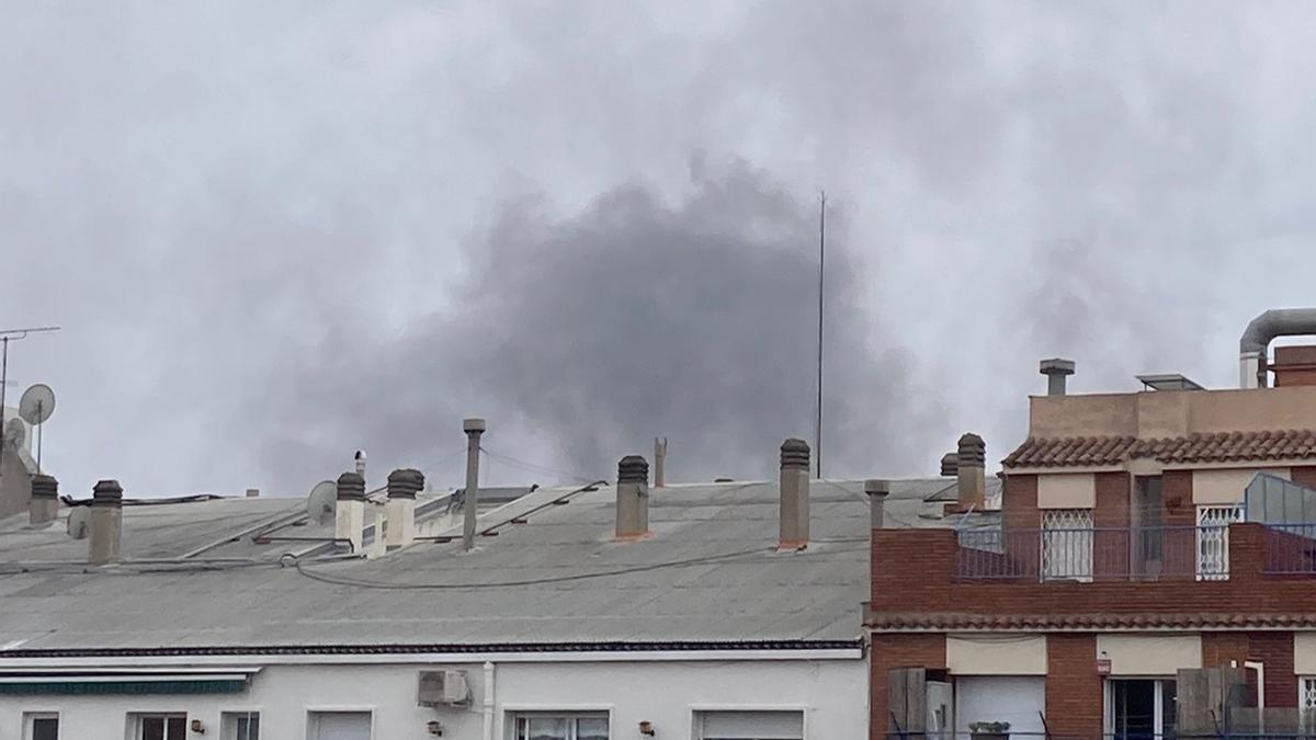 Humo visible en el centro de Barcelona a causa del incendio que se ha declarado en la terraza del hotel Pulitzer, cerca de la plaza Catalunya.