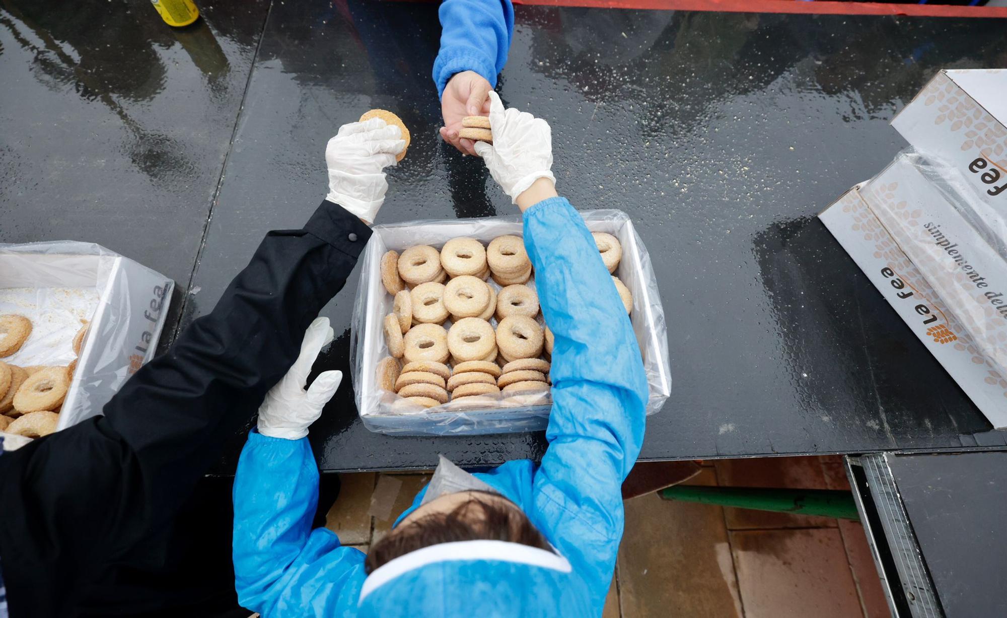 Miles de alicantinos acompañan a la Santa Faz en su peregrinación pese a la lluvia