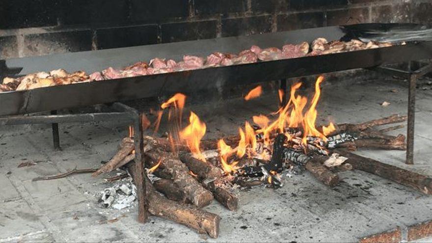 Una paella rectangular sobre el fuego de leña, así es el &#039;paelló&#039;.