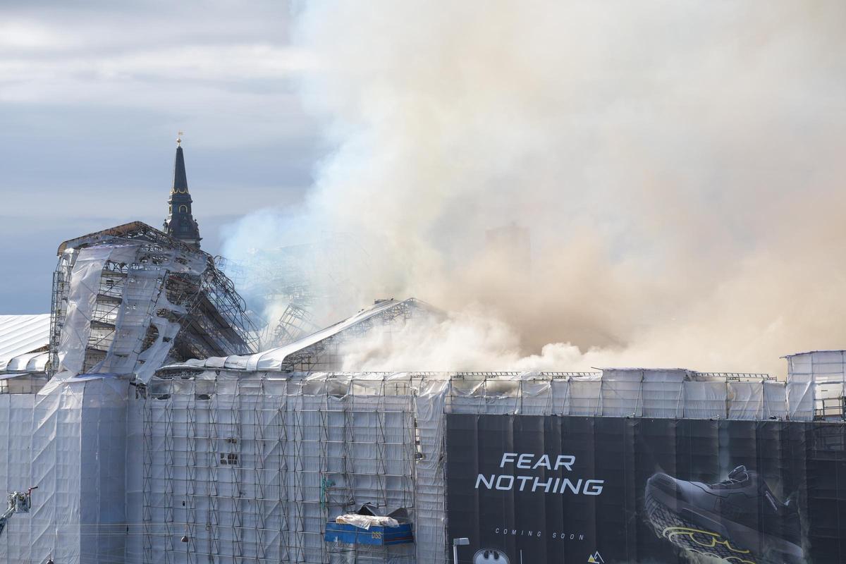 El fuego devora el edificio de la Bolsa de Copenhague