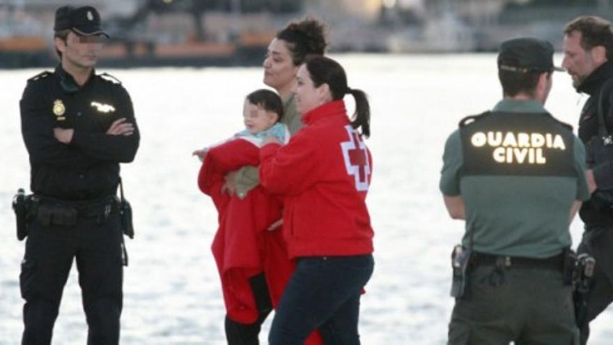 Llegan a puerto los evacuados del ferry incendiado en Baleares