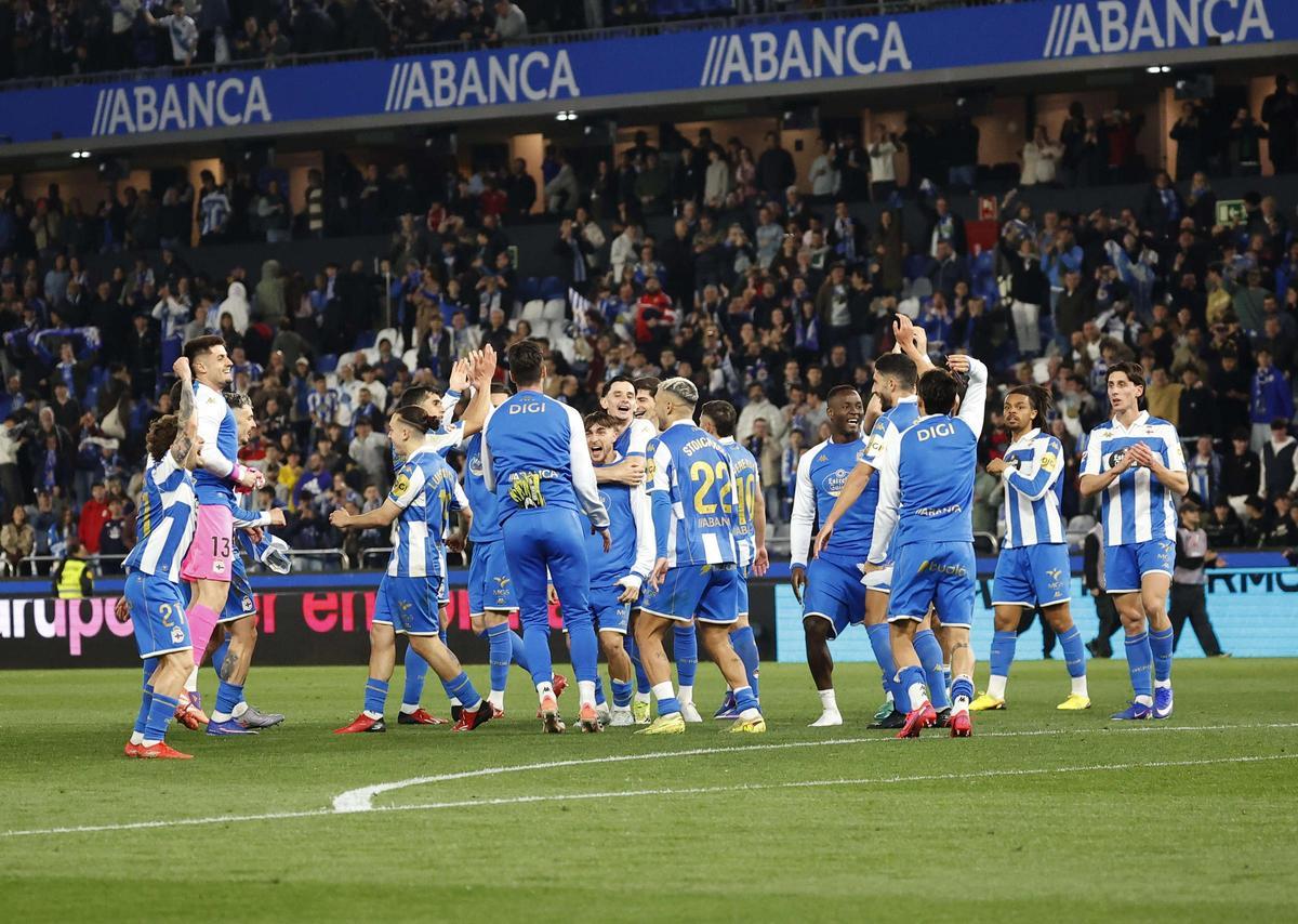 Los jugadores del Dépor celebran sobre el césped la victoria