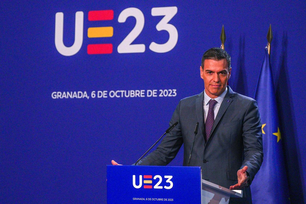 El presidente del Gobierno en funciones, Pedro Sánchez, en la rueda de prensa posterior a la reunión informal de Jefes de Estados o de Gobierno de la Unión Europea que asisten a la III Cumbre de la Comunidad Política Europea (CPE)..