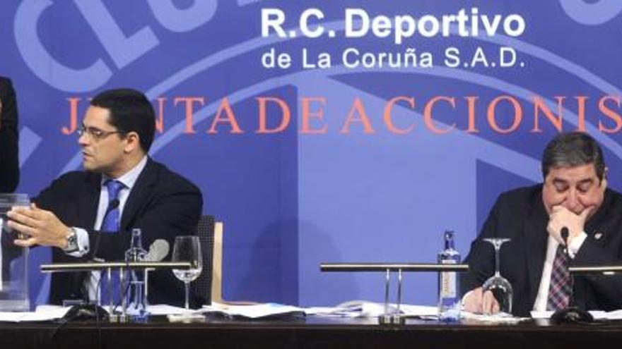 Lendoiro, durante la junta de accionistas de 2011, espera el recuento de los votos que realiza Miguel Taboada, uno de los abogados del Deportivo. / juan varela