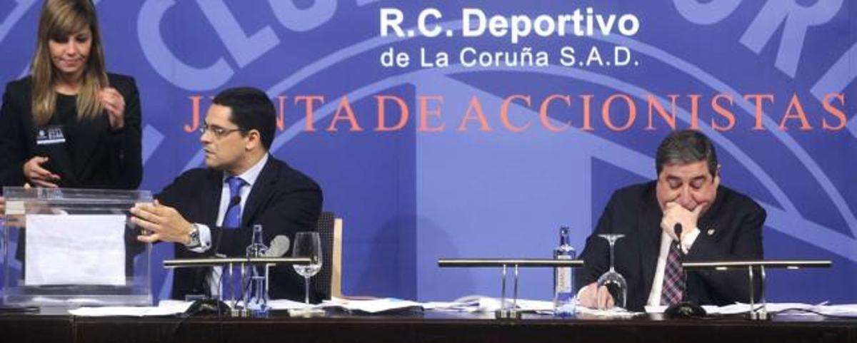 Lendoiro, durante la junta de accionistas de 2011, espera el recuento de los votos que realiza Miguel Taboada, uno de los abogados del Deportivo. / juan varela