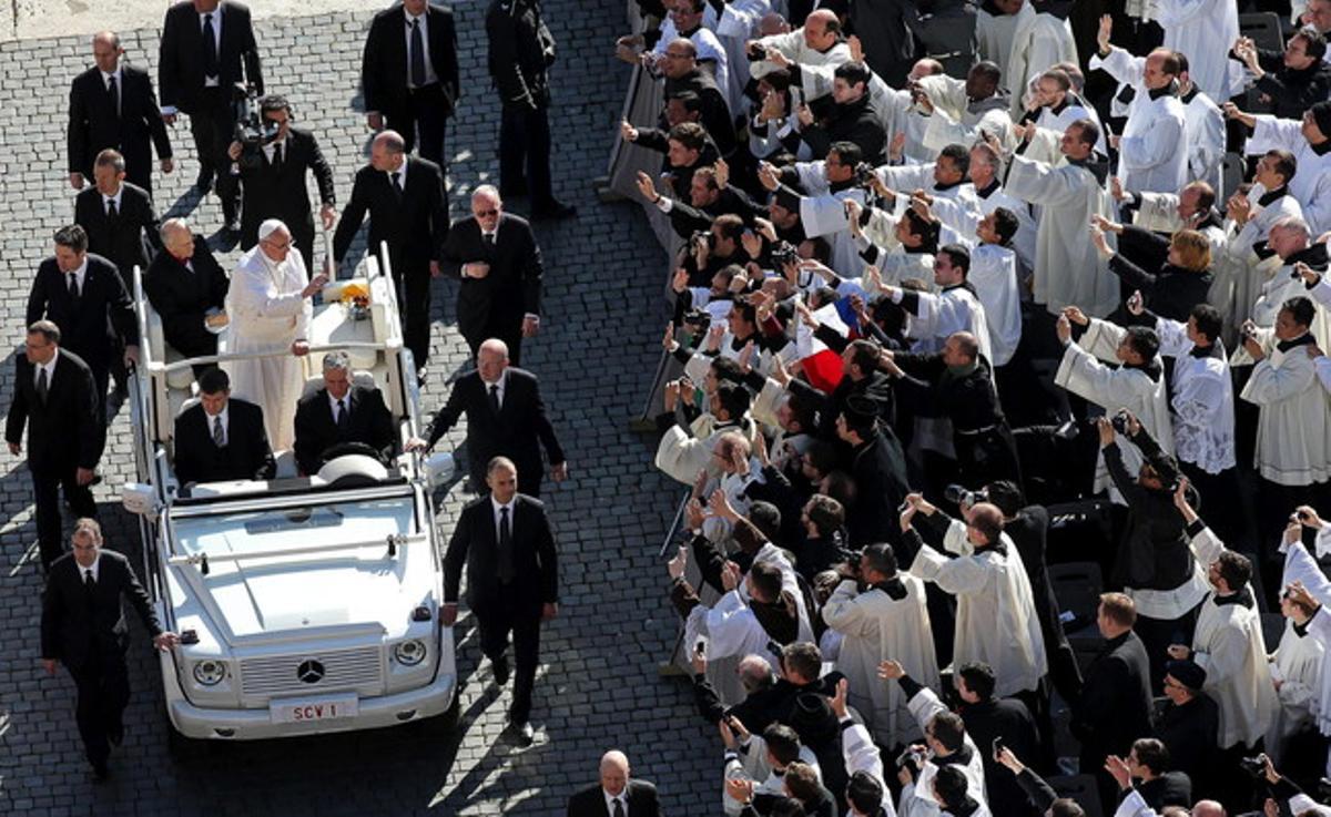 El nou Papa a l’arribar a la missa, a bord del ’papamòbil’.