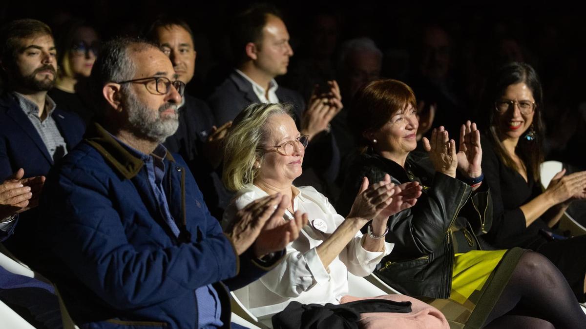 Carmina Andrés, hija de Vicent Andrés Estellés, entre los asistentes a la Poefesta