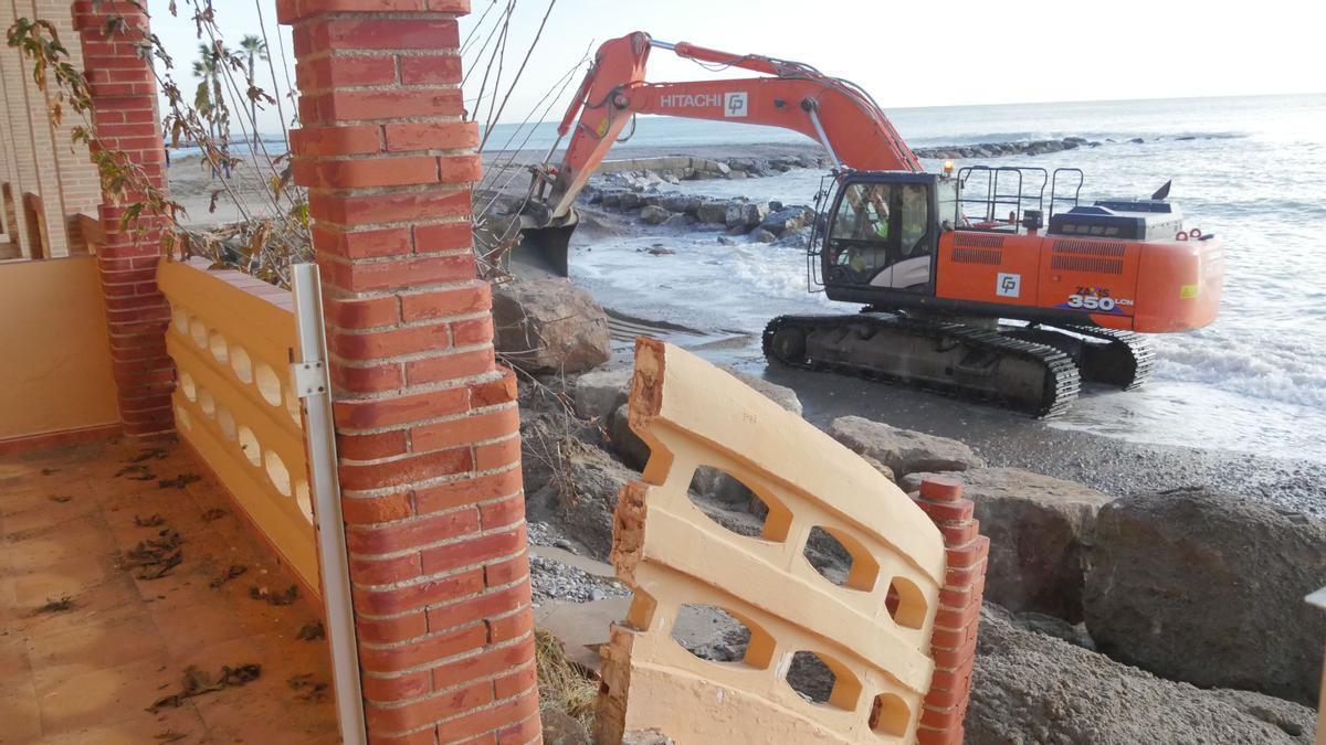 Desde Costas trasladan al Ayuntamiento que no van a invertir con el objetivo de impedir la destrucción de las viviendas.