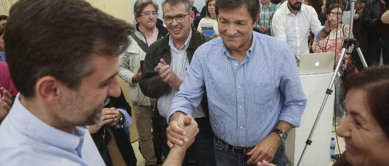 Fernández da la mano a José María Pérez tras perder éste las primarias del pasado domingo.