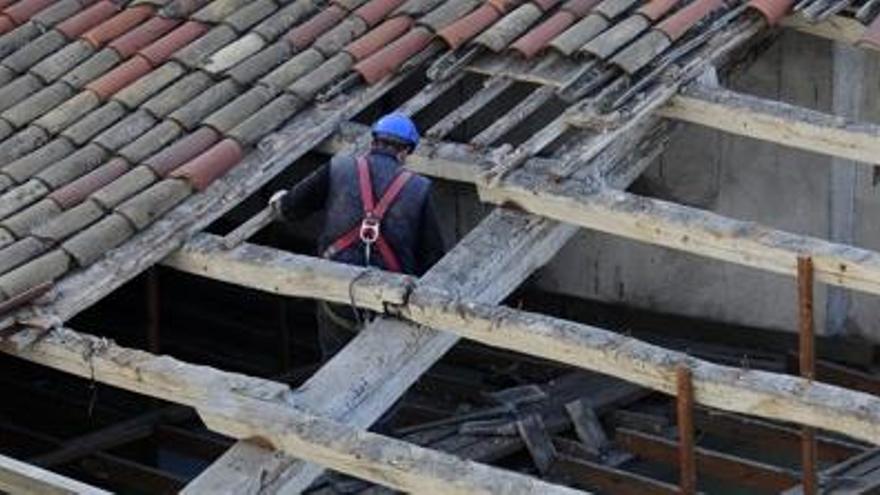 Un operari treballa a la teulada de l&#039;edifici