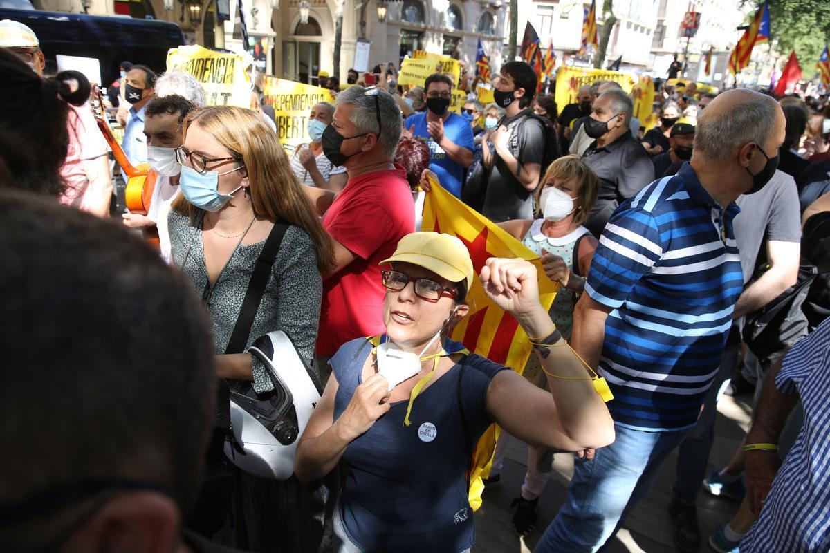 Ambiente en la Rambla antes de la conferencia de Pedro Sánchez en el Liceu.