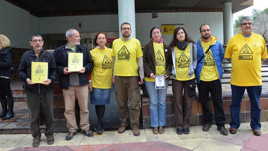 Los miembros de la Plataforma Segura libre de Fracking en una protesta.