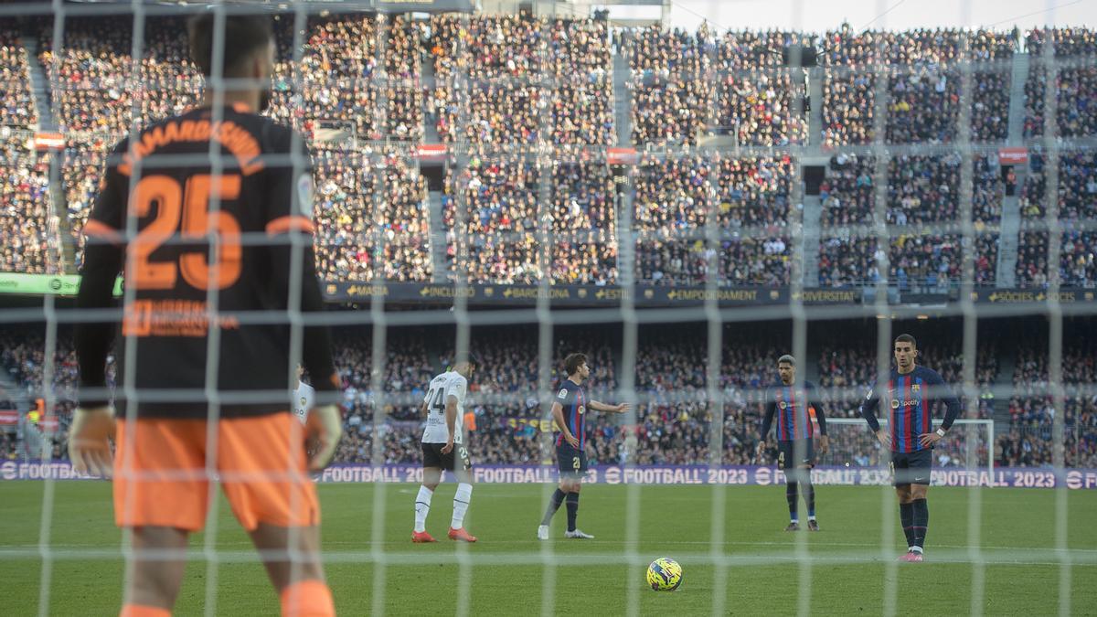 Ferran Torres se concentra antes de tirar el penalti 