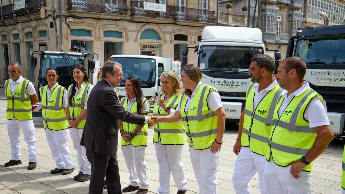 El alcalde felicita a los trabajadores del servicio de limpieza.