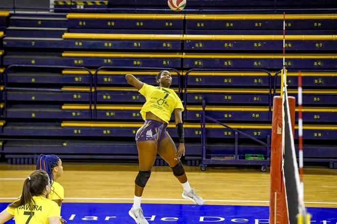 25-02-20 DEPORTES. CENTRO INSULAR DE LOS DEPORTES. LAS PALMAS DE GRAN CANARIA. Entrenamiento y foto de grupo del equipo femenino de volleyball IBSA 7 Palmas.    Fotos: Juan Castro.  | 25/02/2020 | Fotógrafo: Juan Carlos Castro