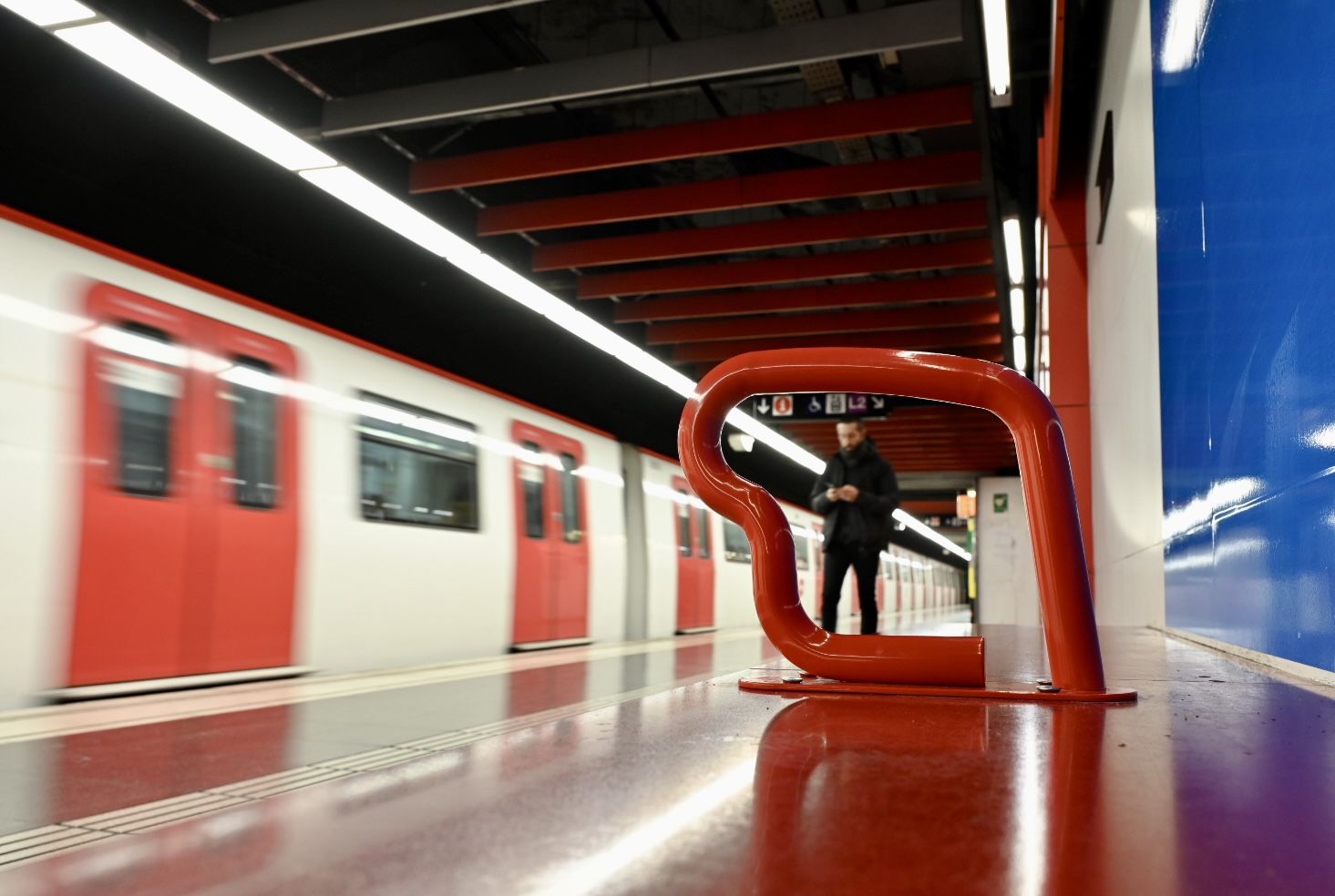 Uno de los nuevos reposabrazos en la estación Universitat de la L1 del metro de Barcelona
