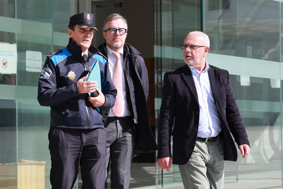 El jefe de la Policía Local de Vigo, Alberto Carballo, junto a su letrado y al enlace policial en los tribunales.