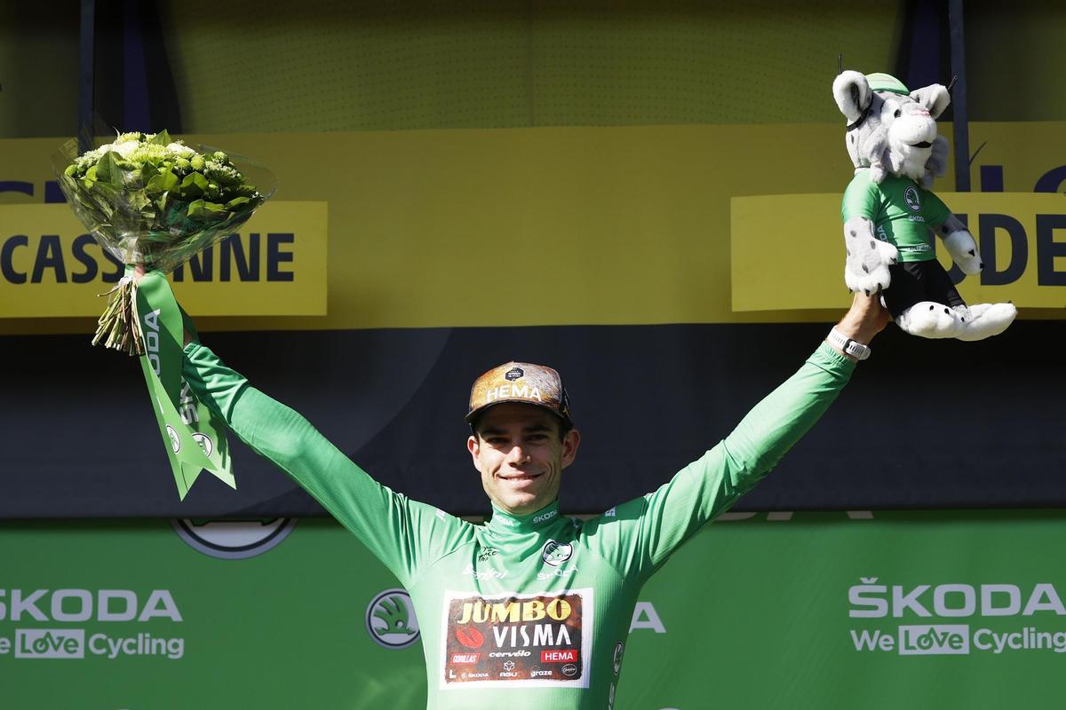 Carcassonne (France), 17/07/2022.- The Green Jersey Belgium rider Wout Van Aert of Jumbo Visma on the podium after the 15th stage of the Tour de France 2022 over 202.5km from Rodez to Carcassonne, France, 17 July 2022. (Ciclismo, Bélgica, Francia) EFE/EPA/YOAN VALAT