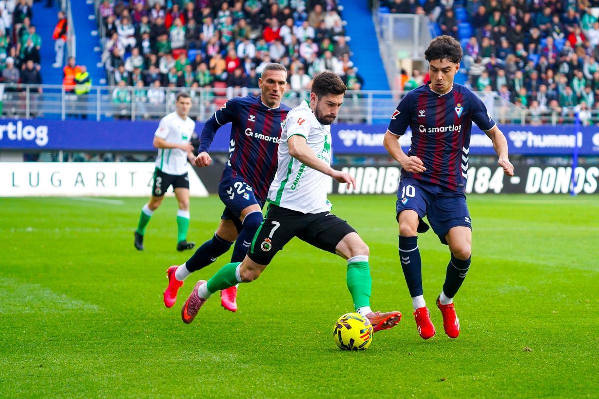 Lance del encuentro entre el Eibar y el Racing de Santander en Anduva.