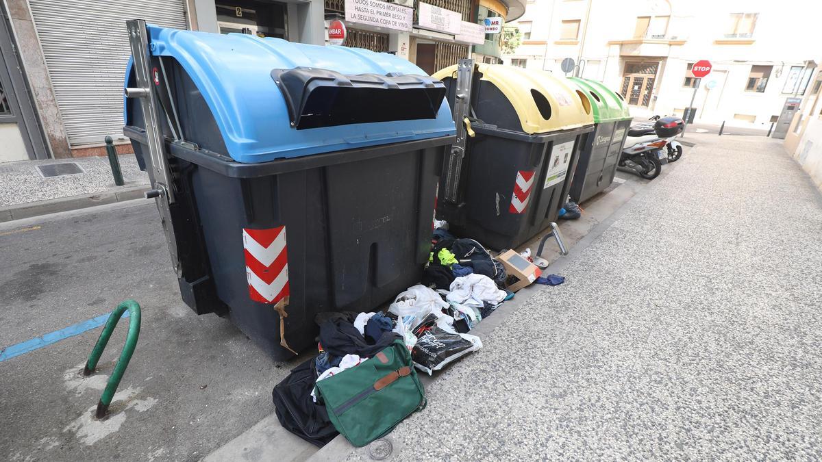 Basura fuera de los contenedores en una céntrica calle de Zaragoza, en una imagen de archivo.